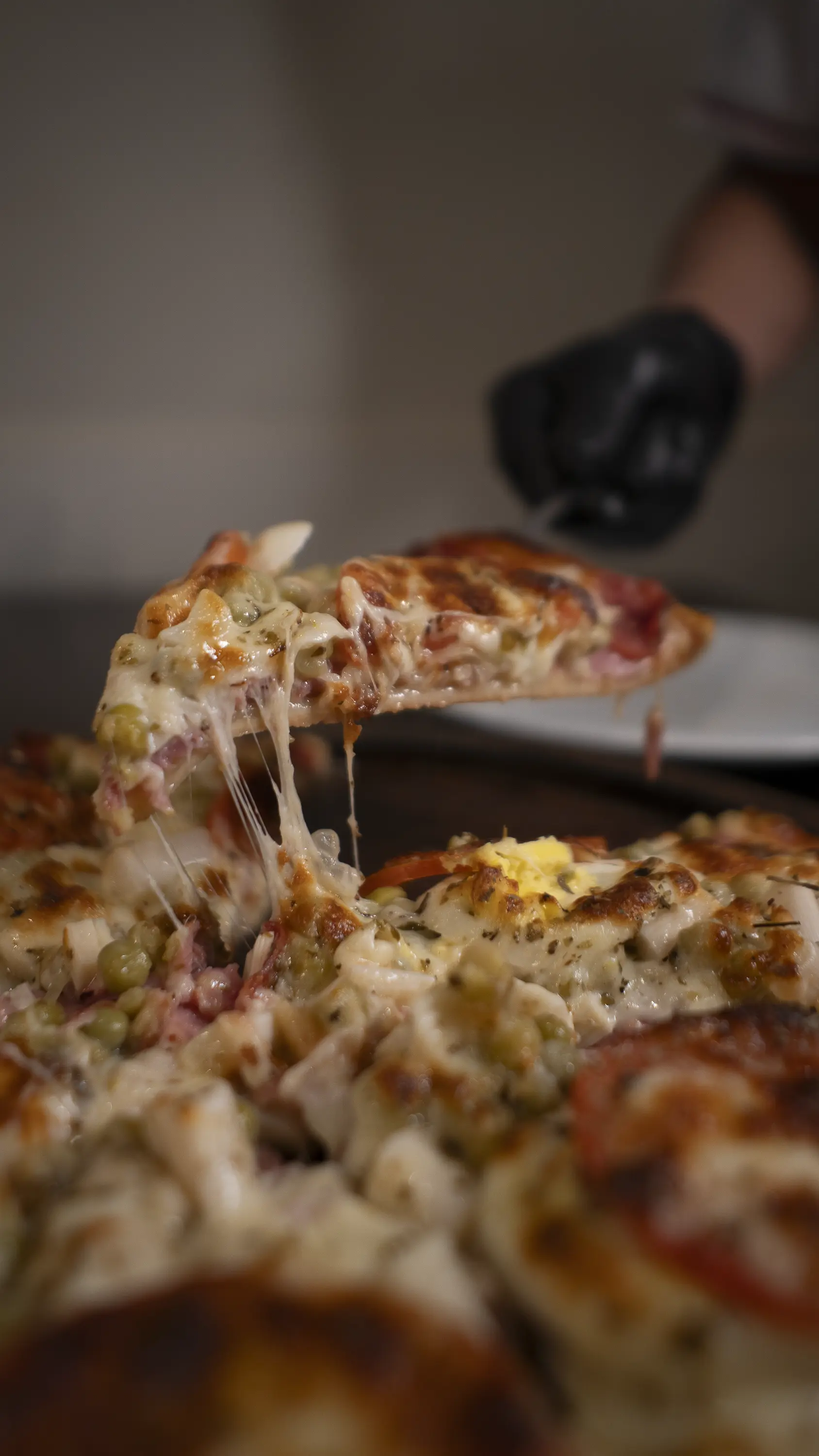 Pizza artesanal com queijo derretendo da Pizzaria Don Rafaelle em Guarapari